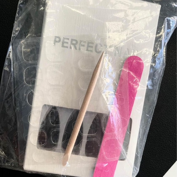 Press on Nails Stiletto Almond Medium Length - Picture 2 of 2